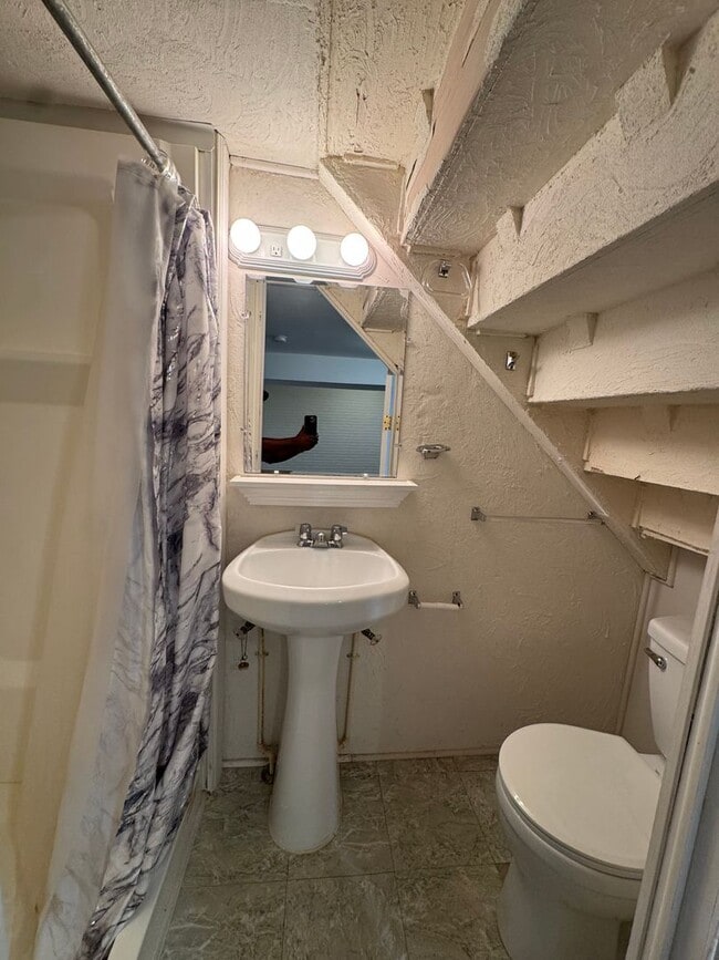 Building Photo - Modern 2 Bedroom, 2.5 Bathroom Townhome in...