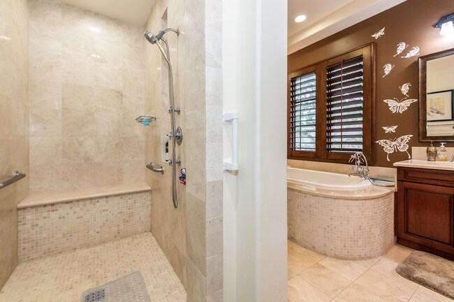 Building Photo - Luxurious Tuscan Villa - 3/3.5 Includes Private Casita in Goleta Bluffs!