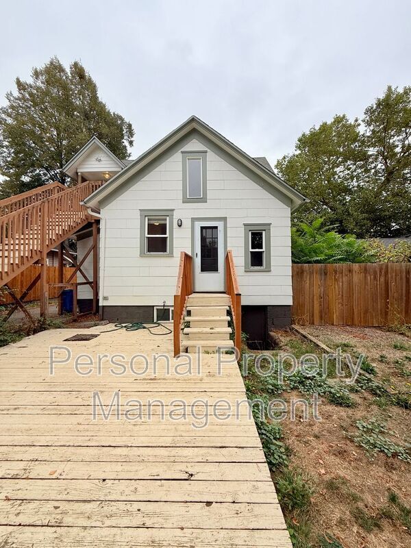 Building Photo - 409 W McLoughlin Blvd