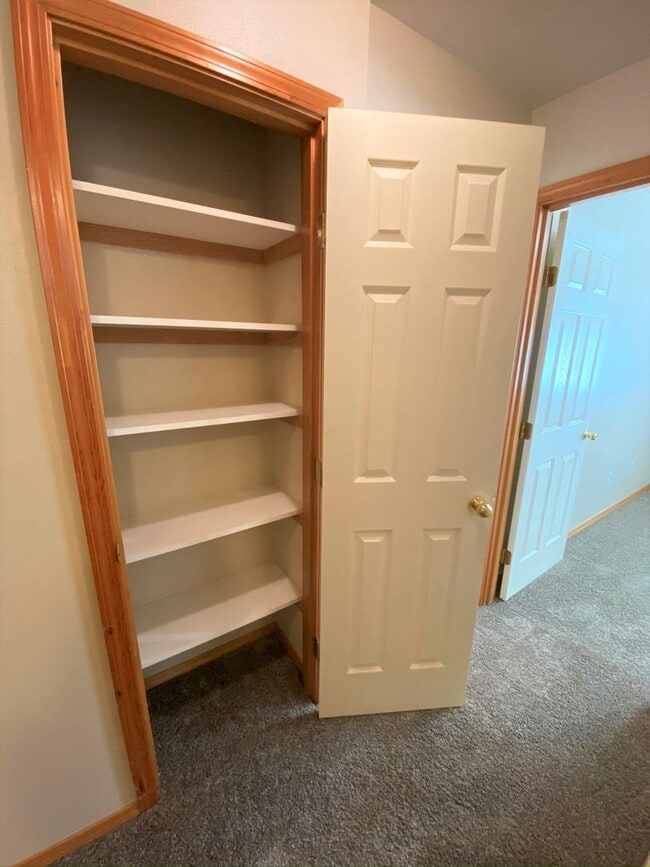 Building Photo - Spacious 3 Bedroom with Office - Fenced Lawn with Lawn Care Provided!