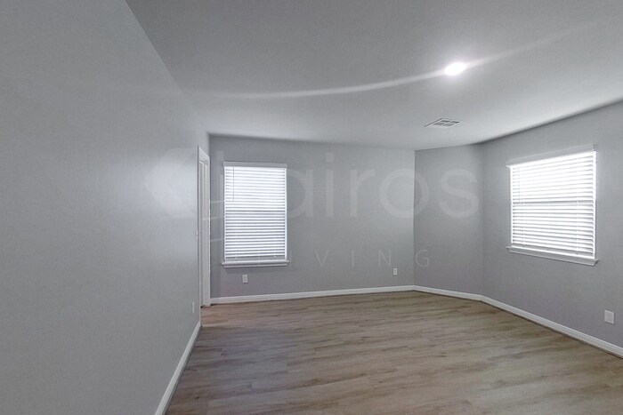 Building Photo - 721 St James Pl