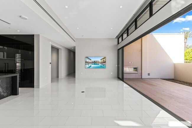 Building Photo - 6587 N Palmeraie Blvd