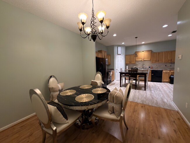 Building Photo - 8663 Julia Marie Cir