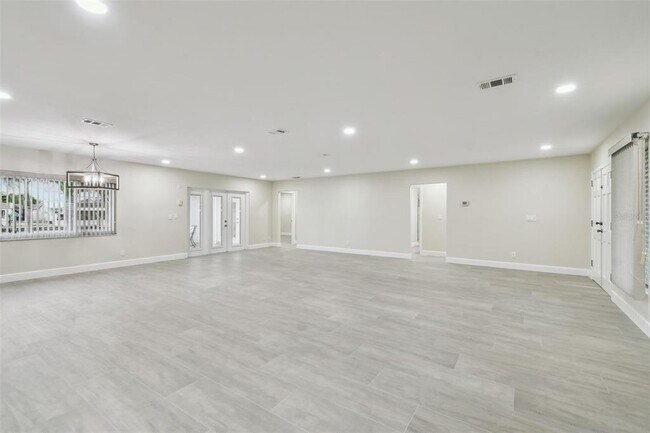 Building Photo - 3938 Versailles Dr