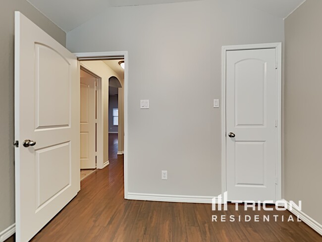Building Photo - 648 Clearbrook St