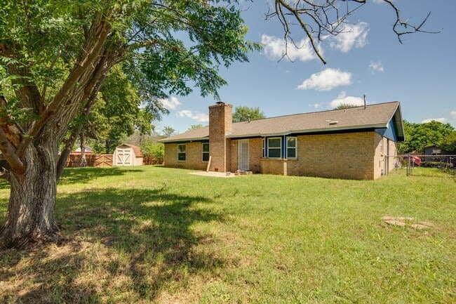 Building Photo - AUGUST PRE-LEASE!  Spacious 3 Bedroom 2 Bathroom House on Corner Lot