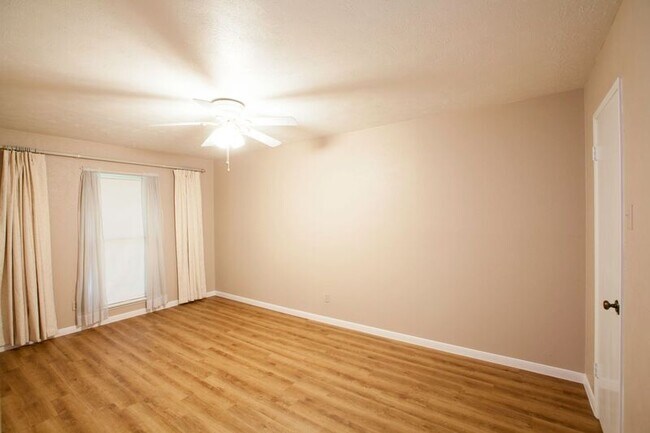 Building Photo - 921 Mossvine Dr