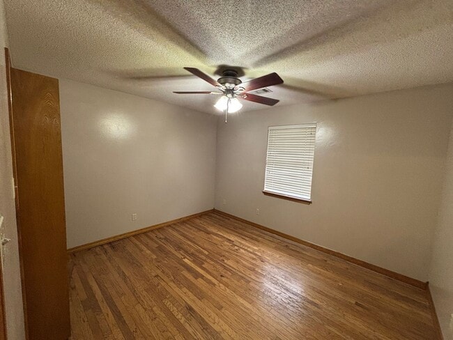 Building Photo - Welcome to your dream home in the heart of Russellville, AR.