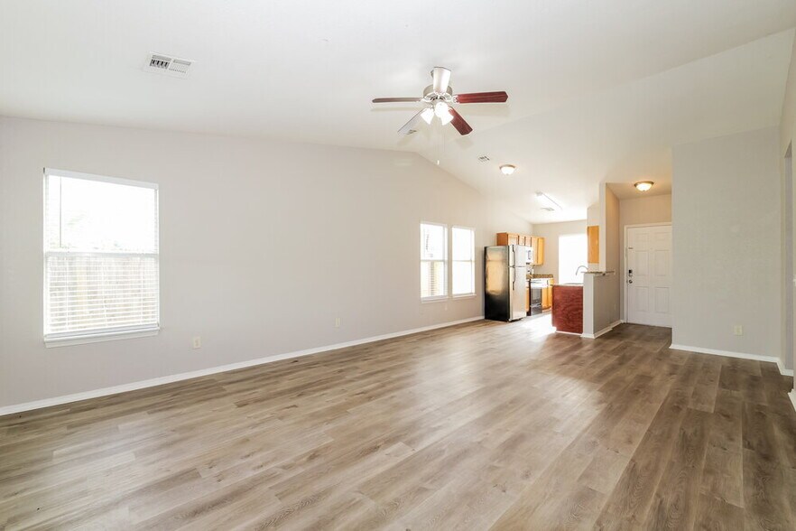 Building Photo - 1101 Edinburg Dr