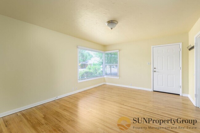 Building Photo - Newly Updated Liberty Wells Duplex!!