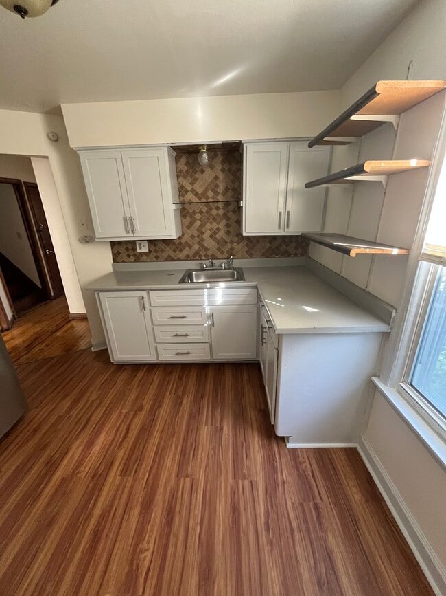 Building Photo - Modern 3BR/2BA Two-Level Unit in the Heart...