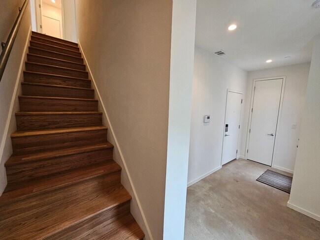 Building Photo - Minutes from Downtown, Uptown, Henderson, ...