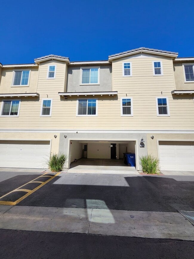 Building Photo - Gorgeous Tri-level Townhouse 3 beds 3 1/2 ...