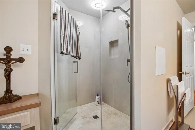 Building Photo - 1309 McLean Crest Ct