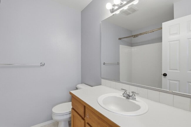 Building Photo - 3Bd/2.5Ba Edmonds Townhome