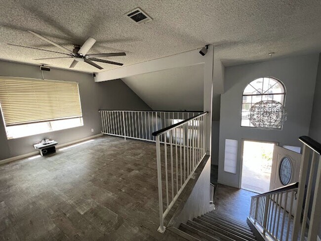 Building Photo - Custom 3 bedroom home with master bedroom ...