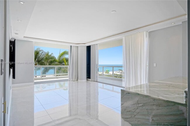 Primary Photo - 4201 Collins Ave