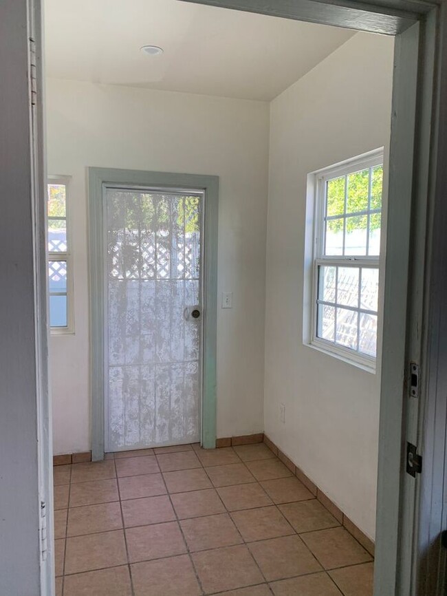 Building Photo - CUTE Side-by-Side 2 Story Duplex