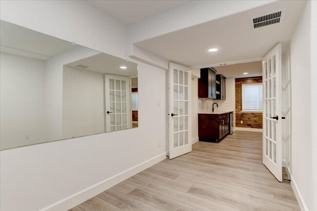 Building Photo - Stunning 5Bed/4Bath Home in the Heart of Erie