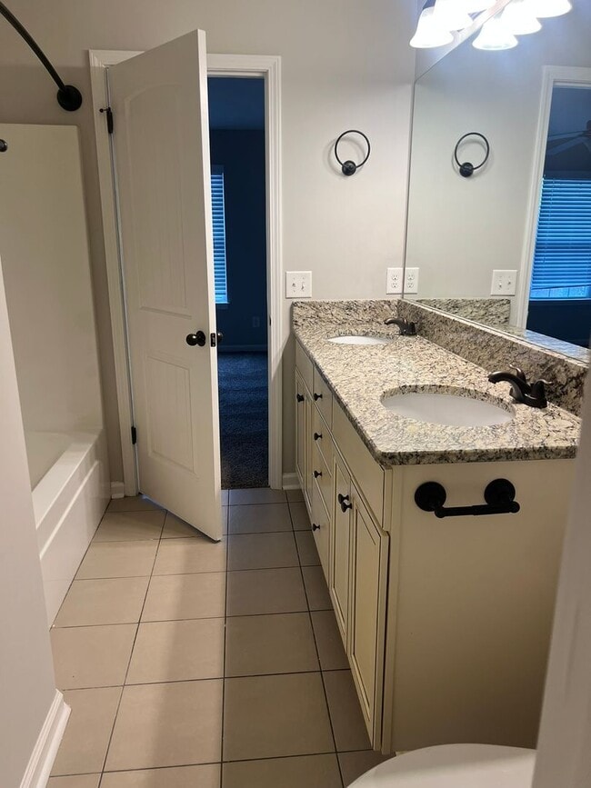 Building Photo - 2 Bedroom, 2.5 Bath Townhome in Goodlettesville