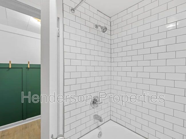 Building Photo - 532 E Iredell Ave