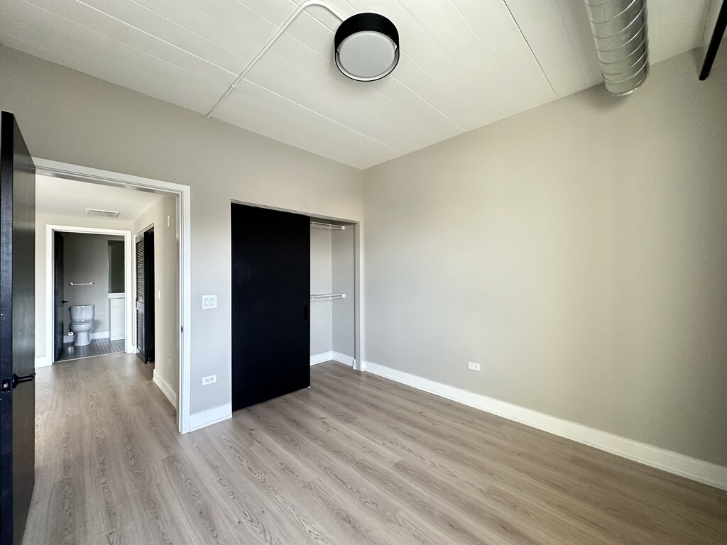 Building Photo - 941 W Belmont Ave