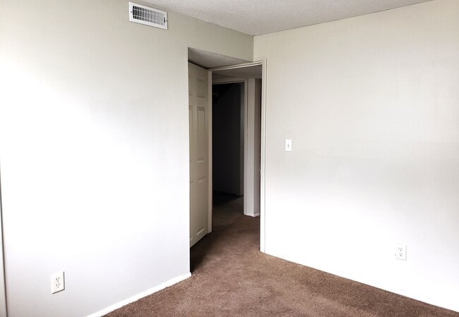 Building Photo - Large 4 bed / 2 bath house for rent