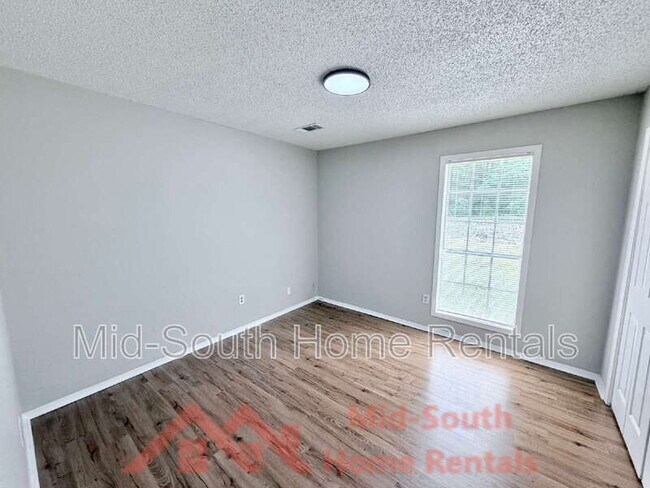 Building Photo - 4011 Double Tree St