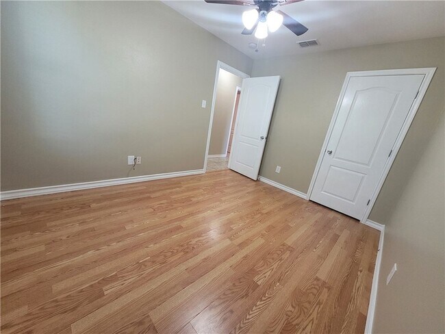 Building Photo - 508 Lakeside Dr