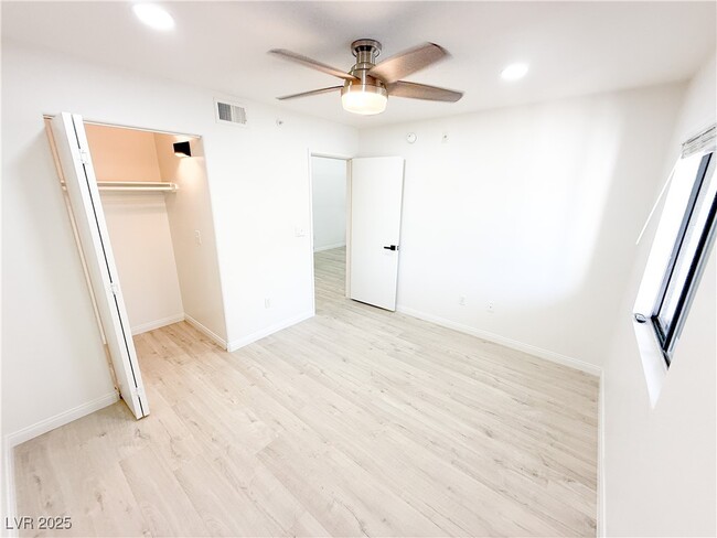 Building Photo - 950 Seven Hills Dr
