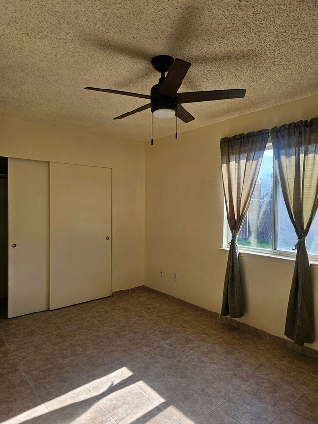 Building Photo - 3 Bedroom 2 Bath Orosi Home!