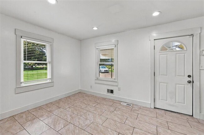 Building Photo - 208 Yancy Dr SE