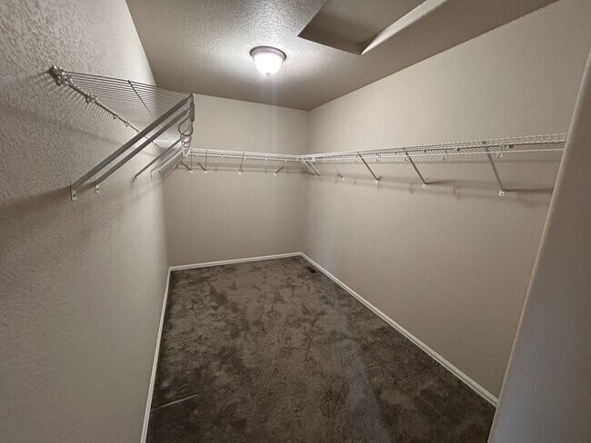 Building Photo - 3 Bed 3 bath Town Home in 80910!