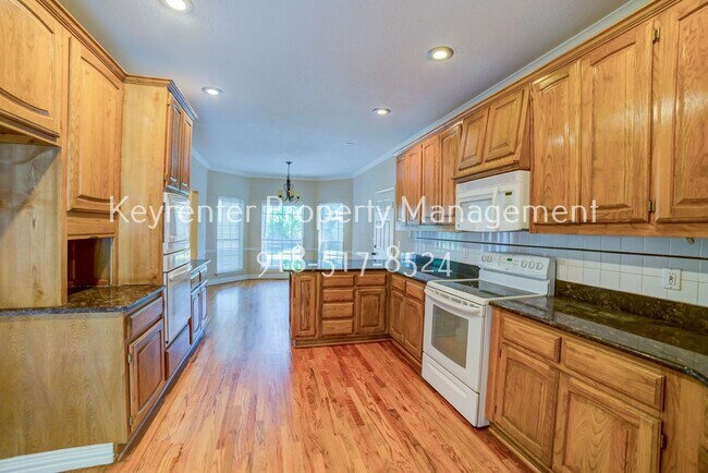 Building Photo - Beautiful home across from Jenks Middle School