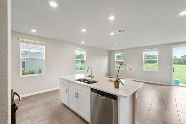 Building Photo - 726 Legacy Dr