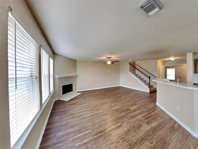 Building Photo - 226 Golden Oak Dr