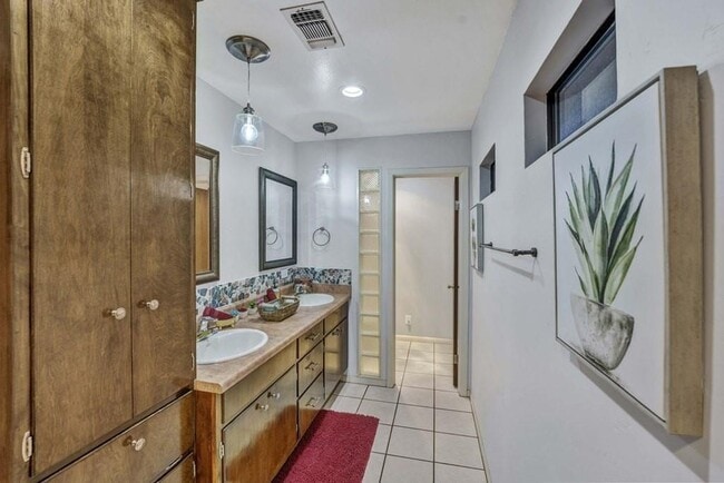 Building Photo - 1208 Crenwelge Dr