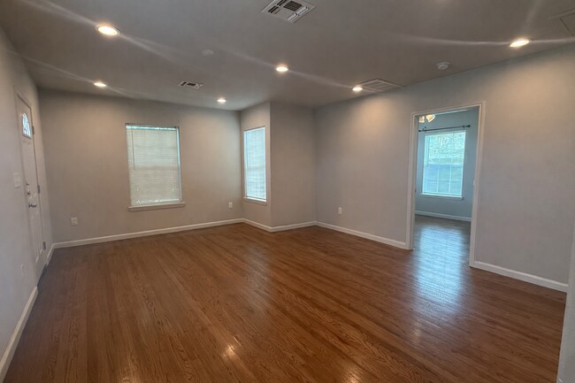 Building Photo - Newly renovated 3 bedroom 2 bath home centrally located!