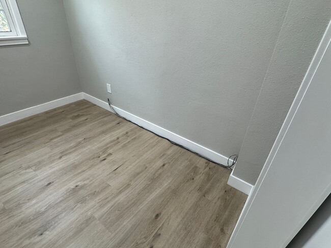 Building Photo - Charming 2 Bedroom Home Near Olivedale Par...