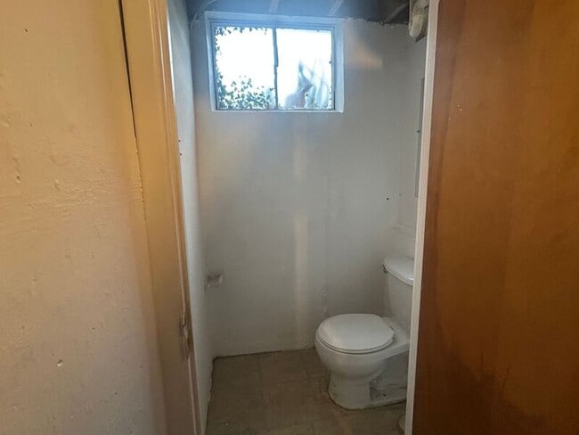 Building Photo - 5150 Chantilly Dr