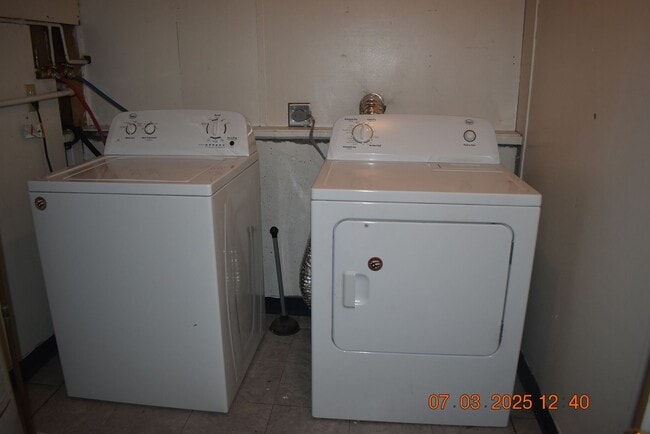 Building Photo - 4 bedroom / 2 bathroom / 1976 SF!