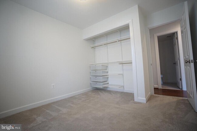 Building Photo - 322 Sugarland Run Dr