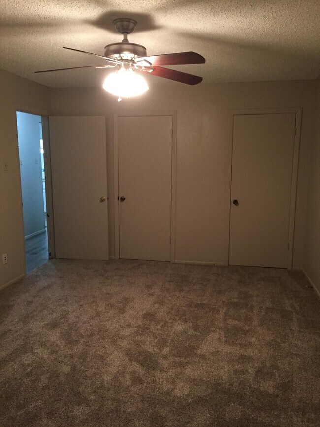 Building Photo - 2401 Cottonwood Dr