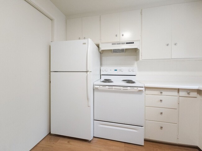 Building Photo - Serene Lake Union Apartment with Scenic Vi...
