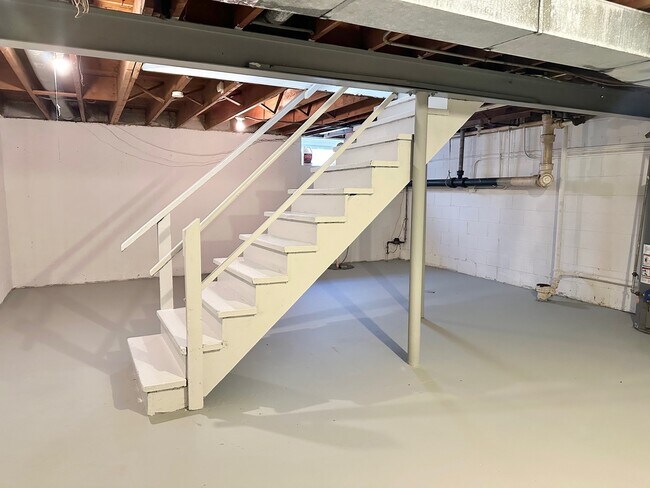 Building Photo - 1721 E Roosevelt Rd