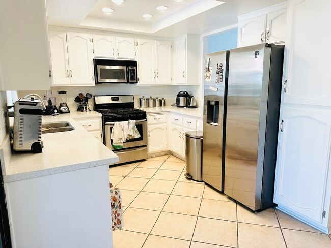 Building Photo - Updated Townhome Close to LLUMC & VA Hospital