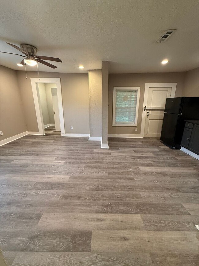 Building Photo - Fully Renovated 2 Bed / 1 Bath Duplex – Available Now