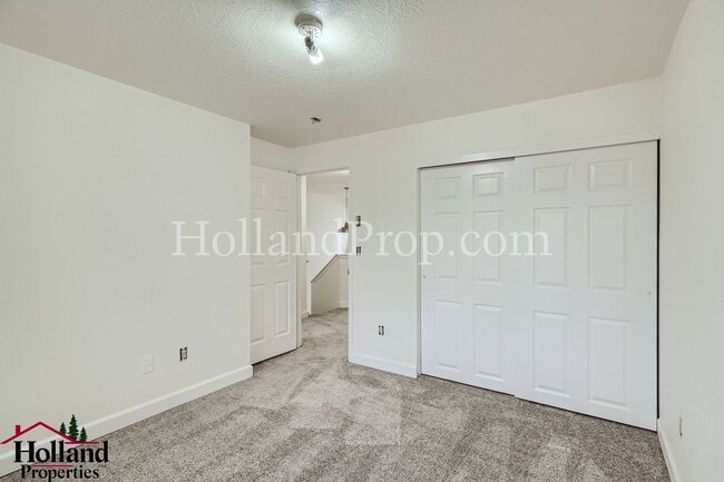 Building Photo - COming Soon! Charming & Convenient Living in Southeast Portland!