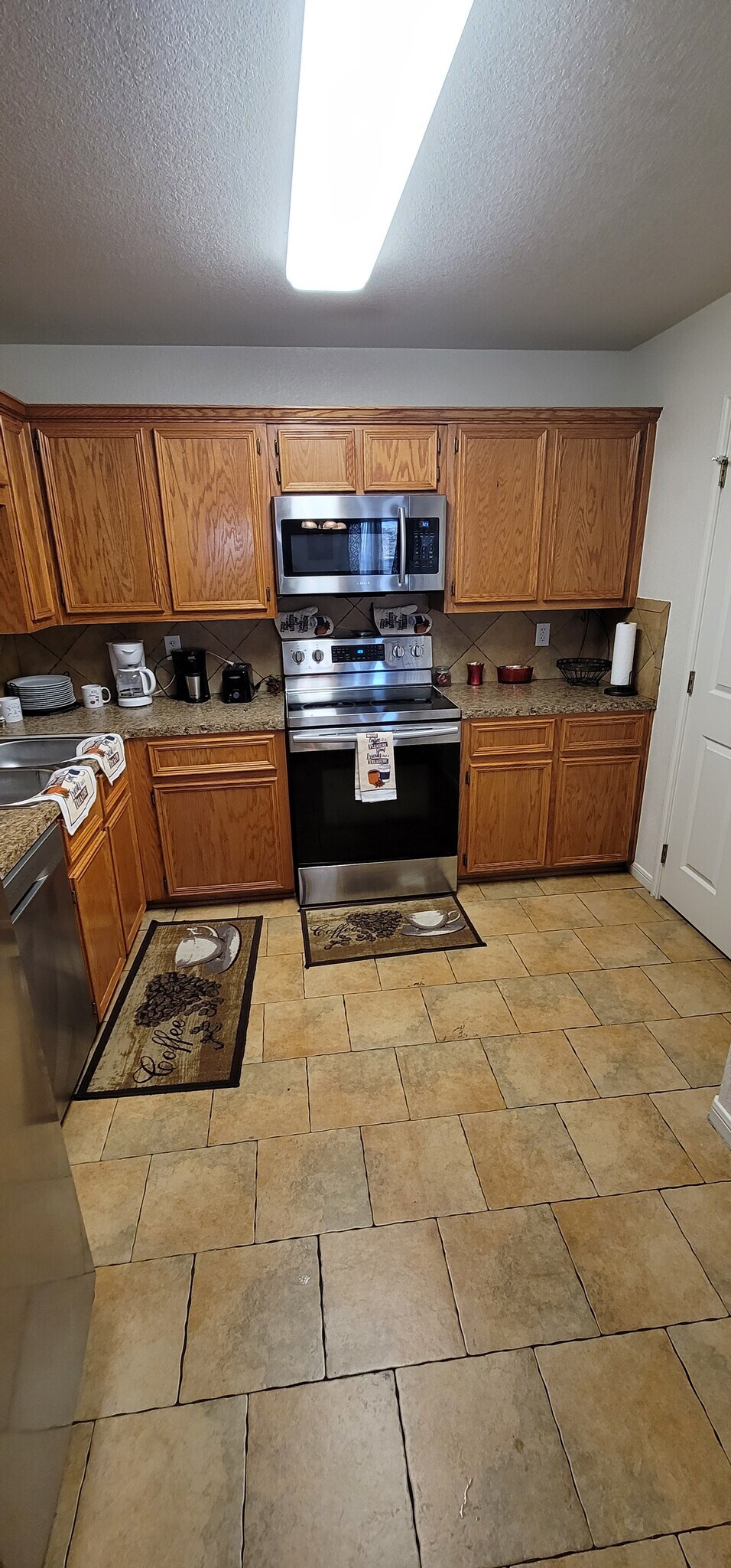 Large kitchen - 900 Yi Dr