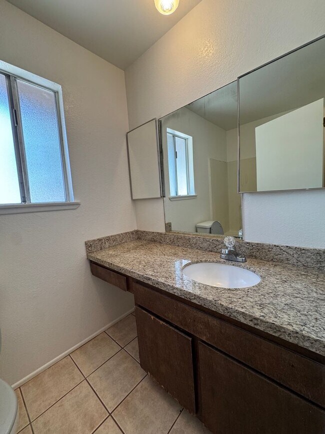 Building Photo - Victorville Home
